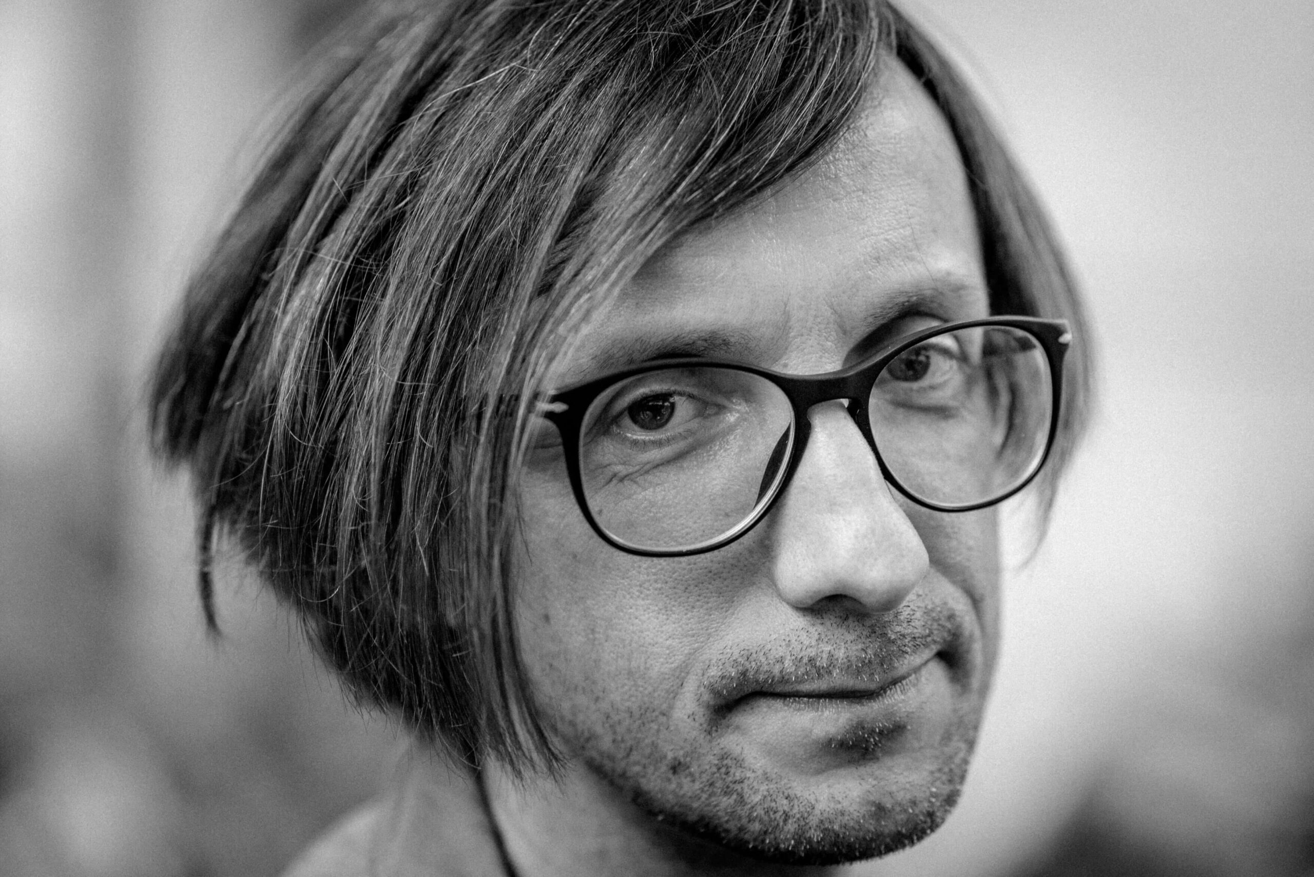 Jeż na&nbsp;autostradzie: Cezary Domarus — ilustracja