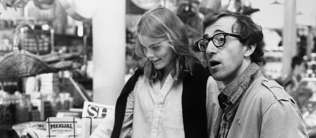Woody Allen wzbudził kontrowersje, biorąc ślub z Soon-Yi Previn, adoptowaną córką swojej partnerki, Mii Farrow (aktorka oskarżyła go także o molestowanie drugiej córki – Dylan, ale zarzuty nie zostały potwierdzone w sądzie). Czy świadomość tych faktów wpływa na nasz odbiór filmu Manhattan opowiadającego o romansie mężczyzny w średnim wieku i nastolatki? Na zdjęciu Mariel Hemingway i Woody Allen w Manhattanie, 1979 r. fot. BE&W