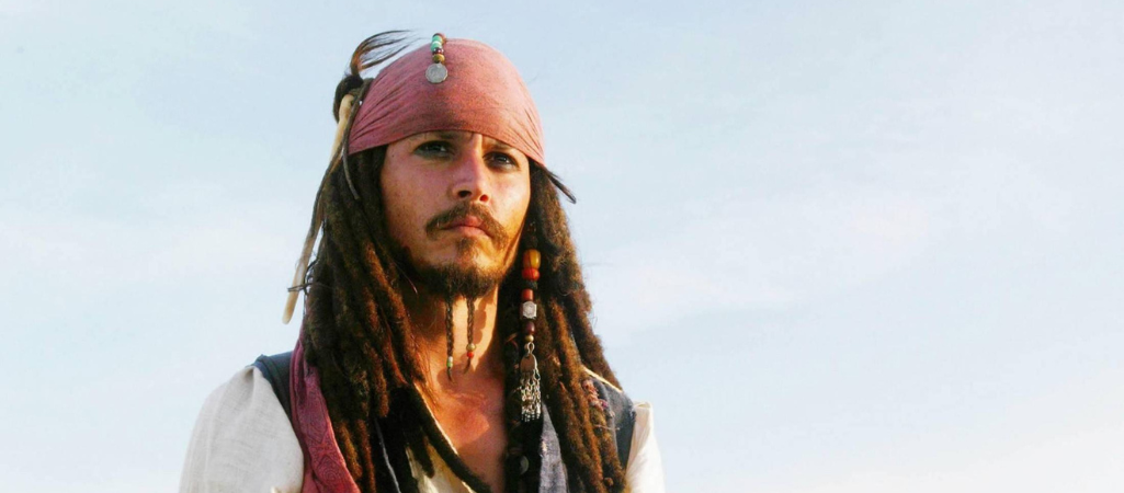Pirat, fascynujący buntownik. Johnny Depp jako kapitan Jack Sparrow / Archives du 7e Art / BE&W