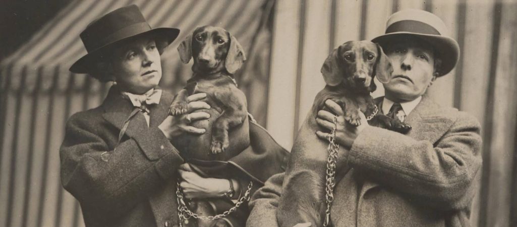 Lady Una Troubridge i Radclyffe Hall (z prawej) ze swoimi jamnikami, luty 1923 r. fot. Harry Ransom Center, The University of Texas at Austin